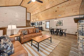 Luxury 3-BR Cabin Minutes from Parkway with Game Room and Hot Tub - Pigeon Forge - 2
