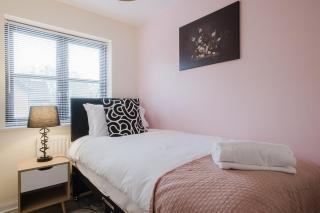 Modern and Stylish Home away from Home - Milton Keynes - 5
