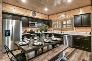 Modern 4 Bedroom Cabin in Timeless Resort Near Parkway and Dollywood with Game Room and Hot Tub - Sevierville - 8