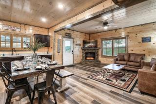 Modern 4 Bedroom Cabin in Timeless Resort Near Parkway and Dollywood with Game Room and Hot Tub - Sevierville - 5