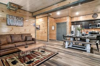 Modern 4 Bedroom Cabin in Timeless Resort Near Parkway and Dollywood with Game Room and Hot Tub - Sevierville - 1