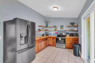 Cheerful 2 bedroom that is close to the water - 1