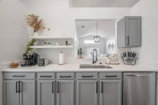 Newly Renovated 4BR 2B Riverview Oasis with King - Riverview - 5