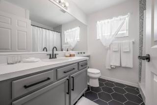 Newly Renovated 4BR 2B Riverview Oasis with King - Riverview - 2