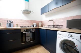 ANCHORAGE APARTMENT 6 - Two bed apartment close to the centre and the beach, located in Llandudno, North Wales - 2