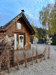 Karmelowe Domki Kaszuby, z jacuzzi na tarasie z widokiem na jezioro - Stężyca - 9