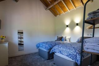 Long Barn, seaside cosy cottage for 8 - 4