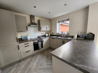 Long Stay Available, Business, Insurance And Relocation - FREE PARKING - Wellingborough - 5