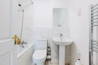 Single Room with Shared Bathroom, parking & wifi - Barking - 9