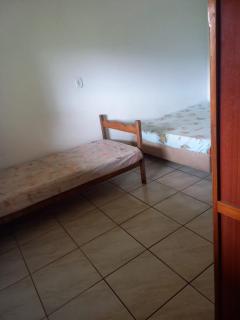 alugo quarto com 1 cama casal e 2 solteiro - São Joaquim de Bicas - 7