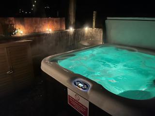 The Old Pumphouse Shepherds Hut with Hot Tub - 9