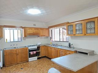 Huge Studio Room in Spacious Merrylands House M1 - Merrylands - 3
