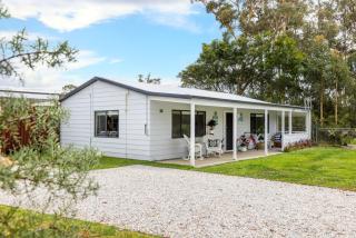 Callala Bay Gem - Jervis Bay - Pet Friendly Getaway with Spa - Callala Bay - 0