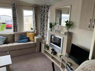 Great 6 Berth Caravan In Essex At St Osyth Beach Holiday Park Ref 28018Mv - Clacton-on-Sea - 9