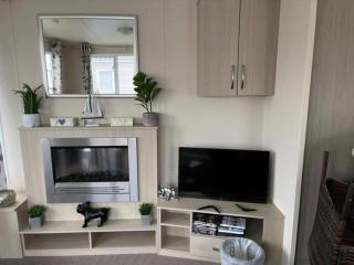 Great 6 Berth Caravan In Essex At St Osyth Beach Holiday Park Ref 28018Mv - Clacton-on-Sea - 7