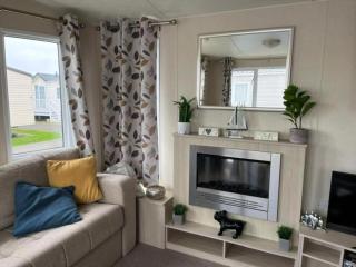 Great 6 Berth Caravan In Essex At St Osyth Beach Holiday Park Ref 28018Mv - Clacton-on-Sea - 6