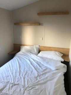 Modern 8 Berth Caravan At Seawick Holiday Park, Essex Ref 27352Sw - Clacton-on-Sea - 4