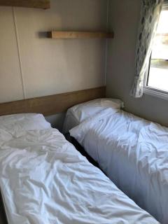 Modern 8 Berth Caravan At Seawick Holiday Park, Essex Ref 27352Sw - Clacton-on-Sea - 3