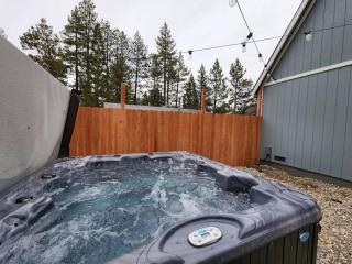 NEW Cozy Coy Cabin with Hot Tub & AC - Big Bear City - 6
