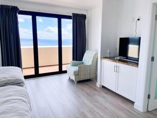 Master bedroom with seaview and private balcony - 5