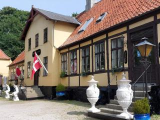 Queen suite in a hotel in Tranekær - 0