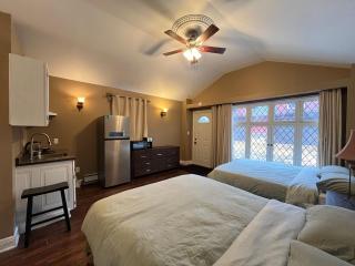 THE RED STAR room E - 4