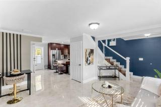 King bd Charming 2-Storey Cottage w PrivateYard - 1