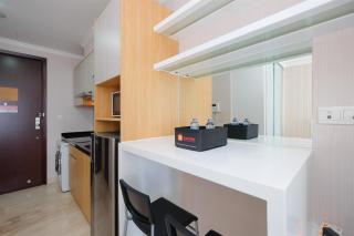 Homey and Comfy Studio Room at Menteng Park Apartment By Travelio - Jacarta - 4