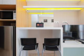 Homey and Comfy Studio Room at Menteng Park Apartment By Travelio - Jacarta - 3