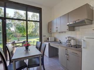 Chalets bord d'étang avec terrasse privée et équipements loisir, parfaits pour une escapade nature - FR-1-496-79 - Veauchette - 4