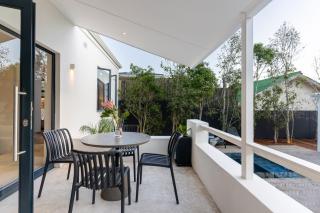 Boutique Coastal Retreat - 5