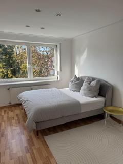 Quiet Family Apartment - 10 min to Center & Oktoberfest - Free Parking - Balcony - near Nymphenburg Palace & Botanical garden - 3