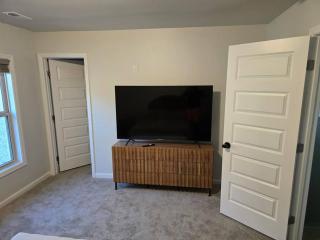 Spacious Modern Retreat Near Downtown - Huntsville - 4