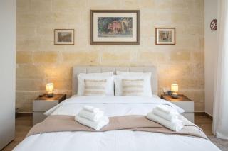 Exclusive Seafront Townhouse Central Sliema, Valletta view - 1