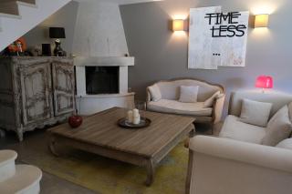 charmante location vacances avec piscine dans les alpilles, à aureille, proche du centre du village à pied- magnifique vue - 6 couchages. - 8