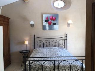 typical provencal bastide, built of local stones, in the luberon in cheval-blanc with secured pool and wifi -sleeps 6 people. - Cheval-Blanc - 7