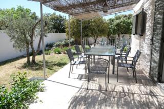 charming vacation rental with heated pool at the foot of the alpilles, in aureille, close to the center of the village on foot, sleeps 6/8 people in provence. - Aureille - 8