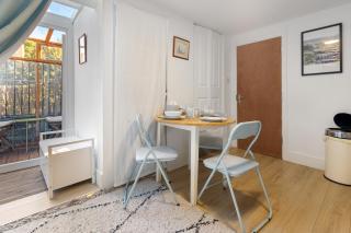 Modern flat & balcony in historic West Kensington - 1