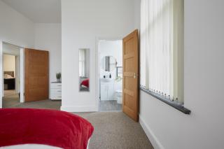 Hayy Apartments Stylish & Central Stays in Barnsley - 1