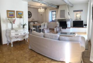 authentic provencal mas with pool, in the countryside of the village of sénas, close to the luberon and the alpilles, sleeps 8. - Sénas - 8