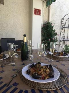 authentic provencal mas with pool, in the countryside of the village of sénas, close to the luberon and the alpilles, sleeps 8. - Sénas - 2