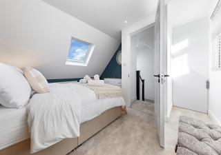 Spacious 4BR Home in Brentford Free Parking - Brentford - 8