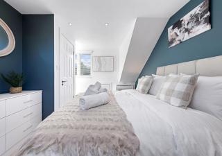 Spacious 4BR Home in Brentford Free Parking - Brentford - 4