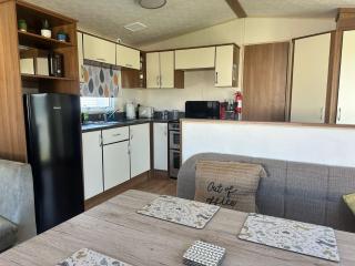 Homely 3 Bedroom Caravan in Cirencester - 2