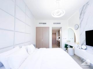 Luxury Living in Azizi Riviera & Cozy Balcony - Dubai - 0