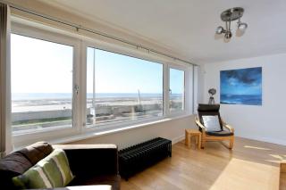 Fabulous beachfront 3 bed house with parking - 8
