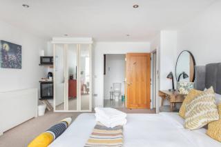 Serene Waterfront Rooms - ExCel - 6