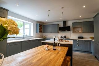 Errwood, woodland lodge with hot tubs for 14 - 6