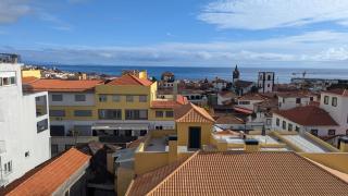 Top-Floor One-Bedroom Flats - Peaceful with Ocean and City Views - 8
