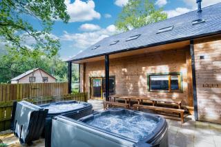 Throwley, woodland lodge with hot tubs for 14 - Oakamoor - 0